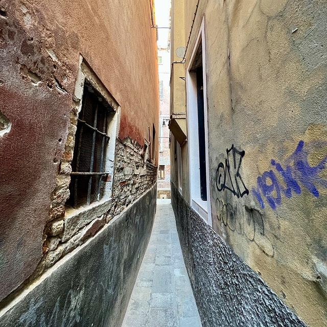 Venice 2022 – Narrow alley