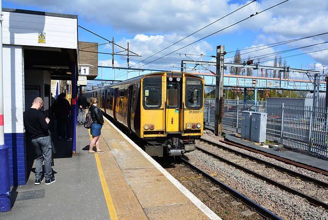 England 2016 – EMU 313057 arriving at Hornsey Station