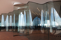 Der geöffnete "gläserne Vorhang" in der Elbphilharmonie