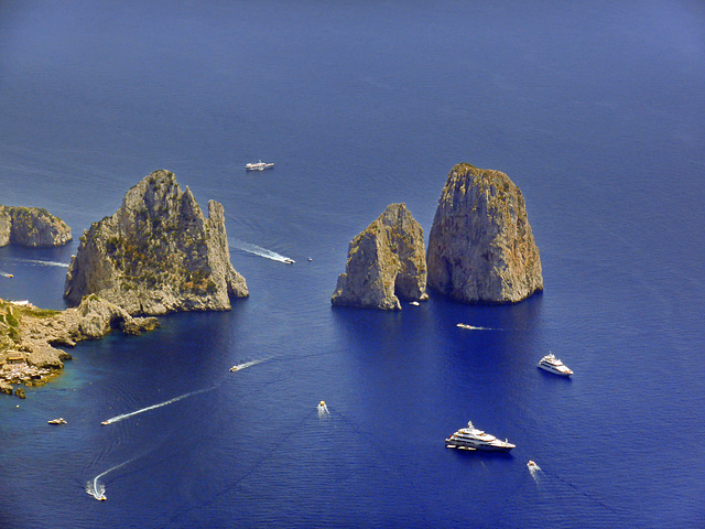 "traffico" intorno ai faraglioni di Capri