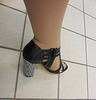 Lady Anony en essayage de chaussures à talons hauts
