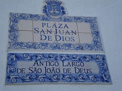 Bilingual locative plate, in tiles.