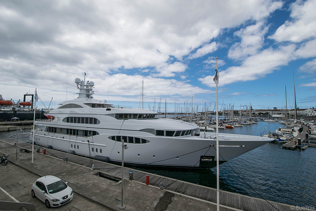Lürssen-Yacht in Ponta Delgada (© Buelipix)
