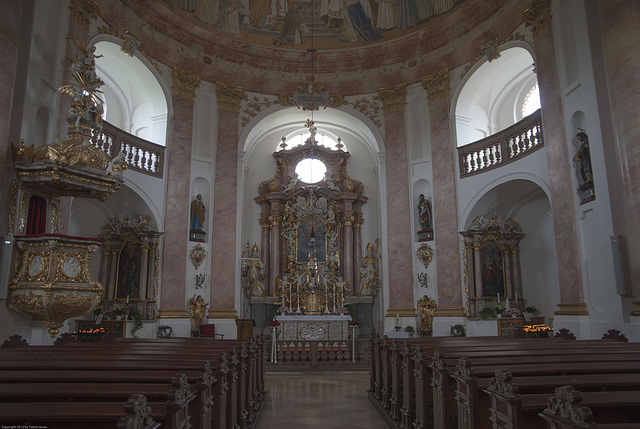 Innenraum mit Blick zum Haupt-Altar