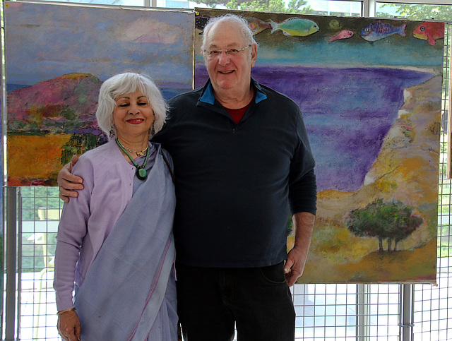 Pierre nous a quitté en 2017 . Je suis photographié à côté de sa femme Meera Dayal, artiste peintre aussi .