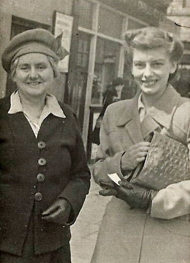 Sarah and Joyce Hellyer, 1955