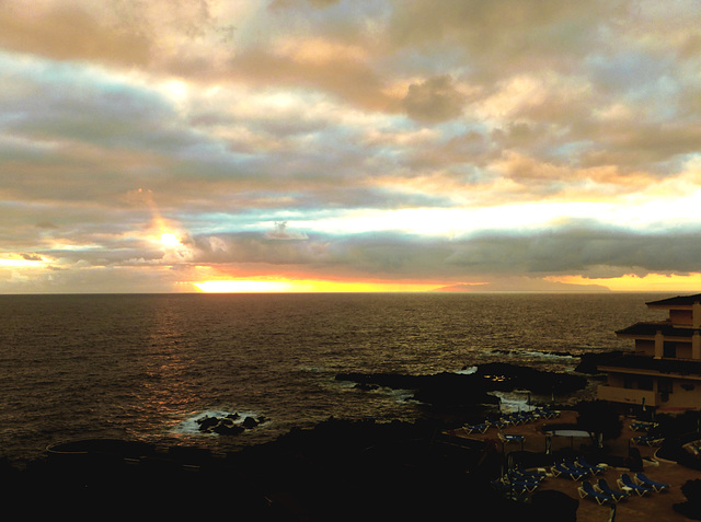 Sonnenaufgang surreal. Links Tenerife, rechts La Gomera. ©UdoSm