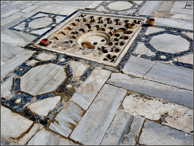 Kairouan : al centro del grande piazzale della moskea Ucba questa griglia per la raccolta dell'acqua piovana  va a riempire le cisterne costruite sotto la piazza