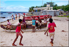 Nosy Komba - la spiaggia di Ramena - i bambini giocano, in fondo a sn arrivano i turisti