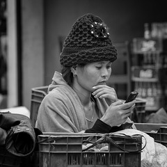 Junge Frau mit Smartphone, Nepal 2014
