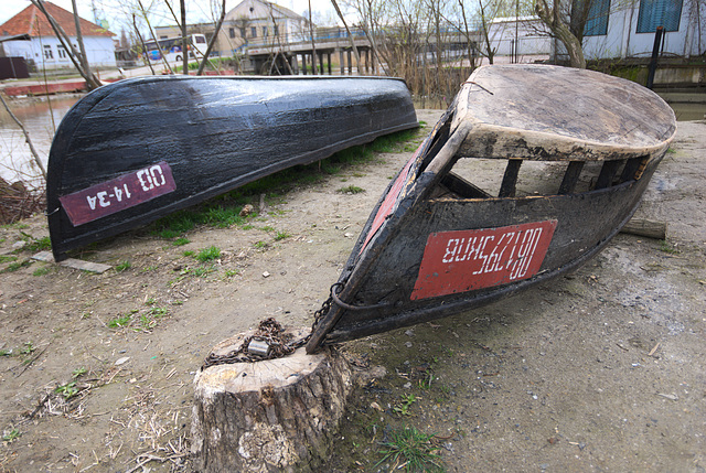 Zwei Boote am Ufer an Bilhorod-Kanal-Straße