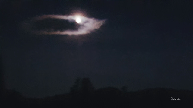 Der Mond im Wolkenbett