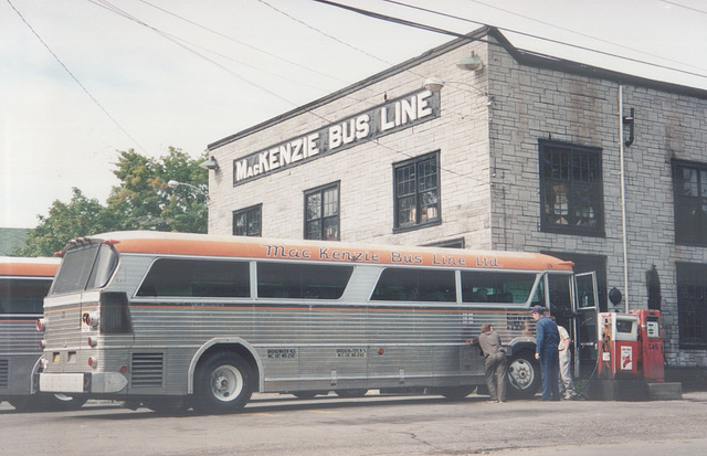 MacKenzie Bus Line 29 at Bridgewater - 5 Sep 1992  (171-13)