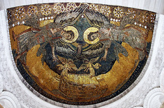 En bas l'Arche d'alliance * avec deux chérubins , * rarement représentée dans la décoration des églises