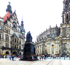 Dresden. Die Hofkirche neben dem Schloss. ©UdoSm