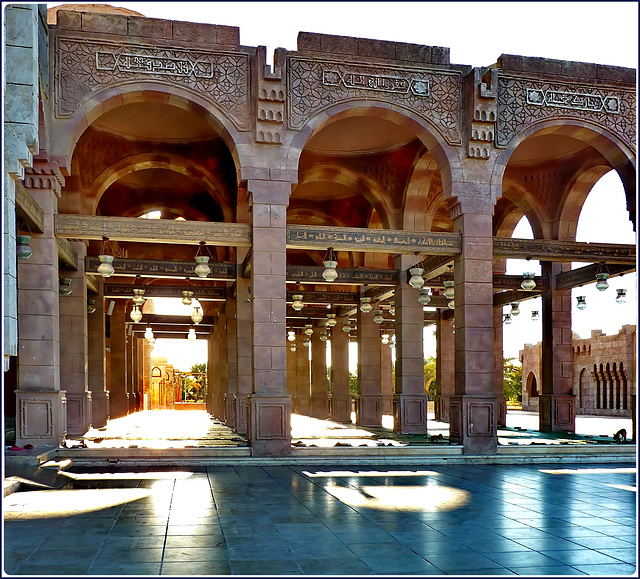 Sharm el Sheikh : una vasta zona coperta e ben illuminata per accedere alla  Salam Mosque