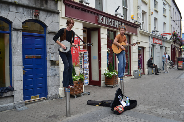 Galway, Shop Street, Musicians-equilibrists