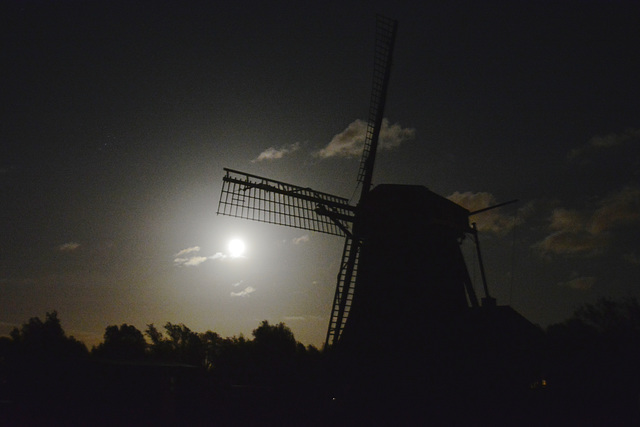 Broekdijkmolen and the Moon