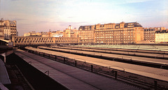 Paris (75) 18 novembre 1978. Les quais de la gare de l'Est. (Diapositive numérisée).