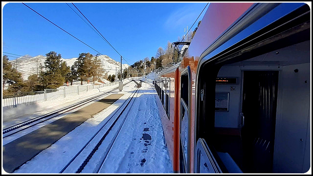 Zermatt : un treno elettrico ecologico e silenzioso porta abitanti e turisti in ogni luogo  di interesse.