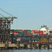 Ölhafen und Containerschiff