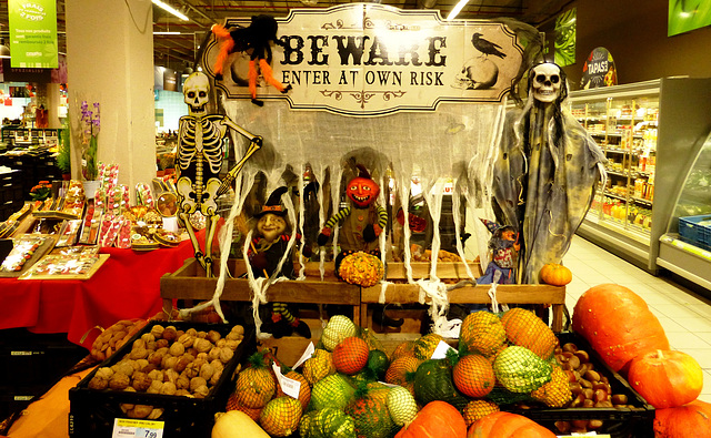 BE - Eupen - Halloween decorations at Match supermarket