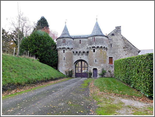 Entrée du château de Beaumont à Guitté (22) avec note