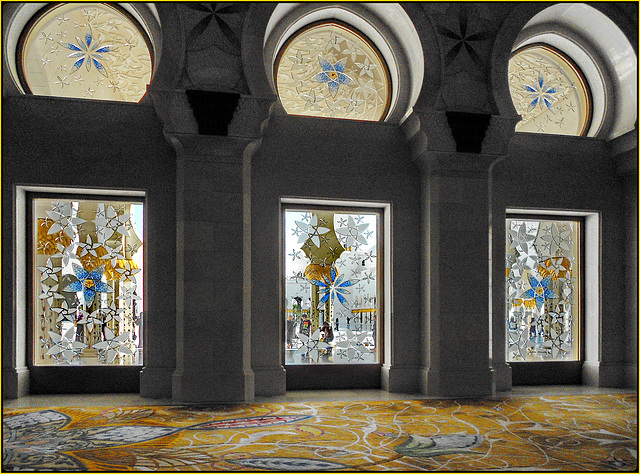 AbuDhabi : attraverso le vetrate di cristallo si vede una super moskea ricca di colori
