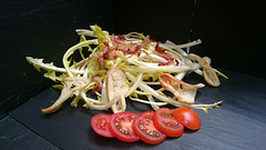 Salade de pissenlit aux lardons et chips de pain