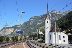 Bahnhof Flüelen, mit der sogenannt Alten Kirche von Flüelen