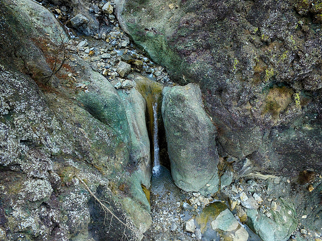 Cascata scavata nella roccia ofiolitica dal Rio delle Marne, presso Ghiare di Berceto