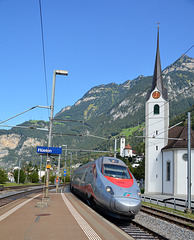Der Cisalpino ETR 610 der Trenitalia bei der Durchfahrt im Bahhof Flüelen, neben der Alten Kirche