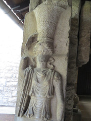 Musée archéologique de Split : femme portant une corbeille.