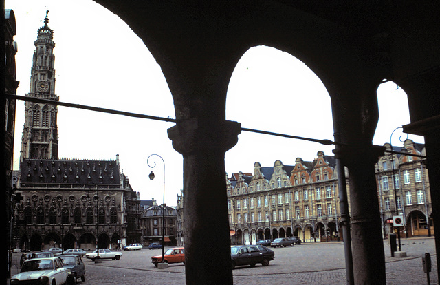 Arras (62) 1 avril 1979. La Place des Héros. (Diapositive numérisée).