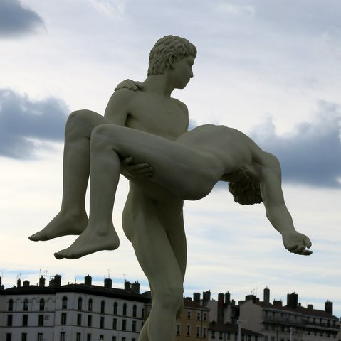 Près de la passerelle du Palais de Justice (Lyon, Rhône), la statue "The weight of One Self"