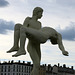 Près de la passerelle du Palais de Justice (Lyon, Rhône), la statue "The weight of One Self"