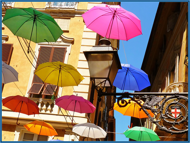 Genova : tanti ombrelli colorati di fronte alla Prefettura -