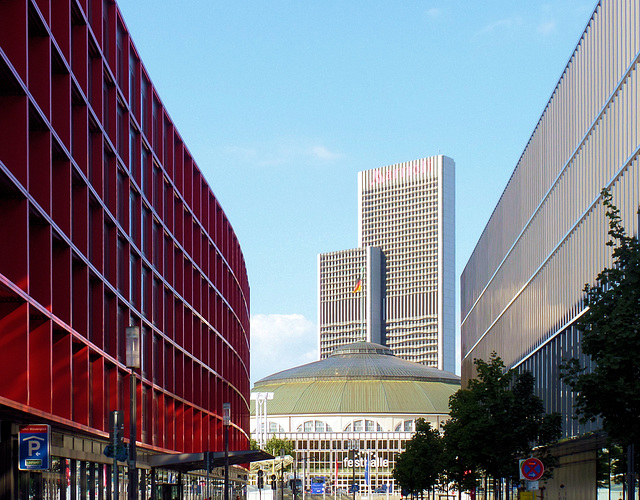 Frankfurt:  Den-Haager Straße mit der Festhalle Frankfurt