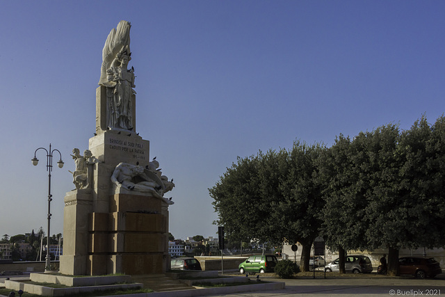 Monumento ai Caduti d'Italia (Denkmal für die Gefallenen Italiens), Brindisi ... P.i.P. (© Buelipix)