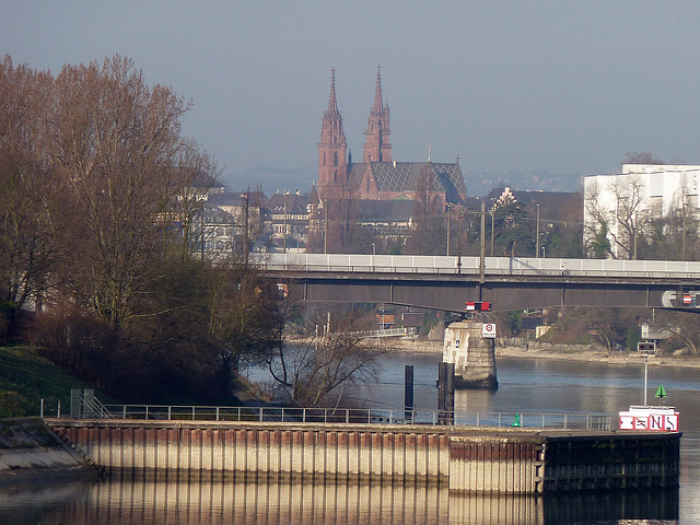 Blick zum Basler Münster von der Staustufe Rheinhalle