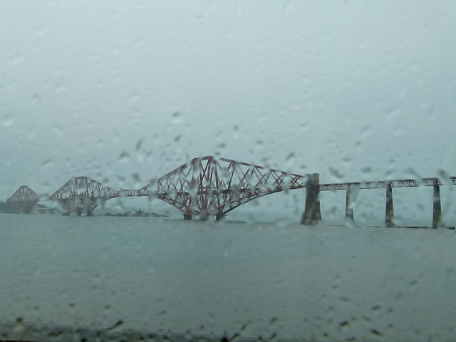 Eisenbahnbrücke über den Firth of Forth in the rain.