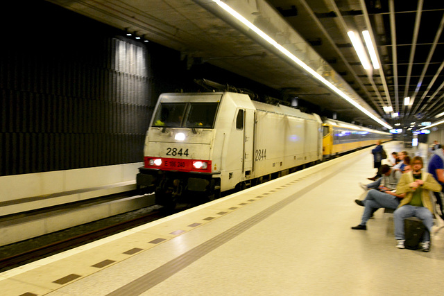 Engine 2844 pulling a train through Delft station