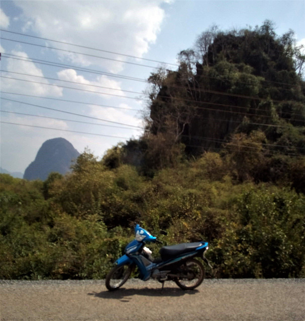 Notre petite moto louée au Laos