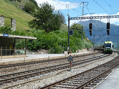 Einfahrt des Lötschbergers in richtung Kandersteg-Bern, im Bahnhof Lalden