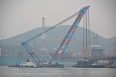DSME heavy lift crane (3200 ton capacity)