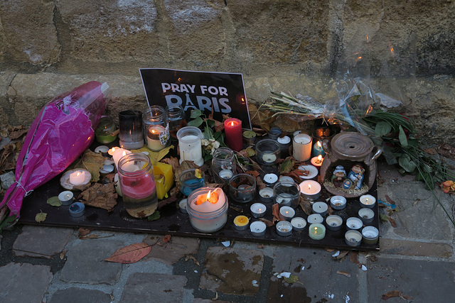 hommage aux victimes de PARIS