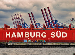 Containerschiff wartet auf die Beladung  -  Hamburg