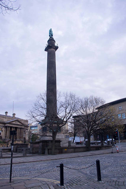 Column with a statue of Wellington.