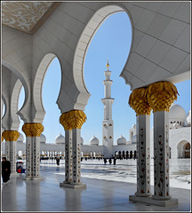AbuDhabi : minareto, cupole, colonne, piazzale in mosaico fiorato