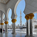 AbuDhabi : minareto, cupole, colonne, piazzale in mosaico fiorato